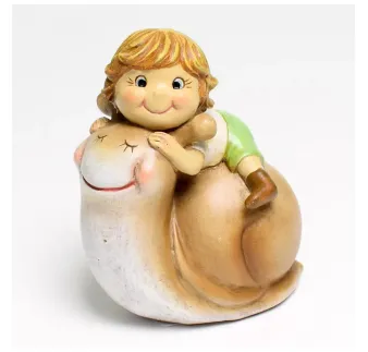 Chlapček na slimákovi, polyresin, 11,5 cm