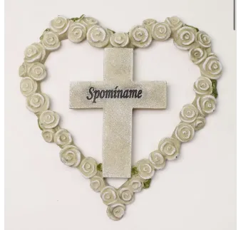Dekoračné srdce s krížom a ružičkami „Spomíname“ – sivé, 18 × 1,5 × 18,5 cm, polyresin