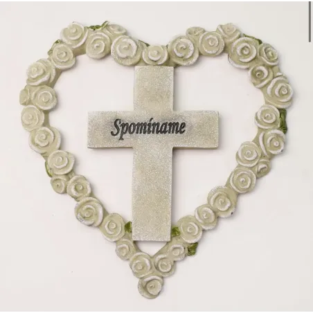 Dekoračné srdce s krížom a ružičkami „Spomíname“ – sivé, 18 × 1,5 × 18,5 cm, polyresin